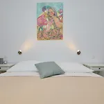 Room Eddie